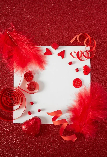 Décorations Saint Valentin Sur Surface Rouge — Photo