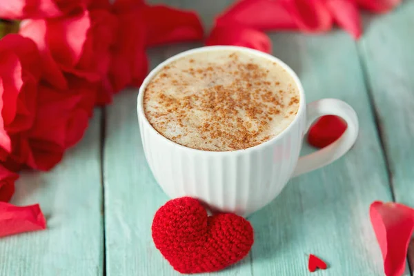 Tasse Kaffee Und Herzen Auf Heller Oberfläche — Stockfoto