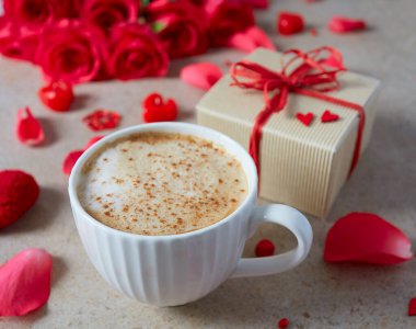 Sevgililer gününde kahve, taş yüzey.