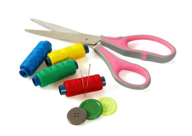 Dikiş ögeleri, iğneler, beyaz arkaplanda iplik