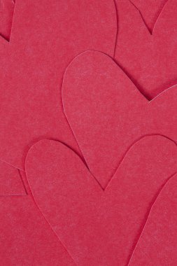 Beyaz arkaplanda el yapımı kağıt kalpler izole