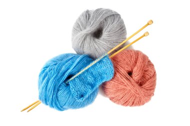 Beyaz arkaplanda kabarık iplik izole edildi