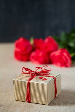 Taştan bir yüzeyde romantik bir hediye