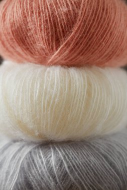 Ahşap yüzeyde güzel kabarık iplik.