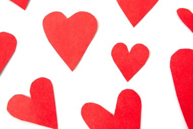 Beyaz arkaplanda el yapımı kağıt kalpler izole