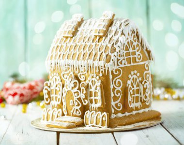 Turkuaz ahşap yüzey üzerinde zencefilli ekmek evi