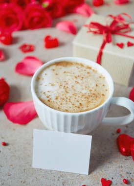 Sevgililer gününde kahve, taş yüzey.