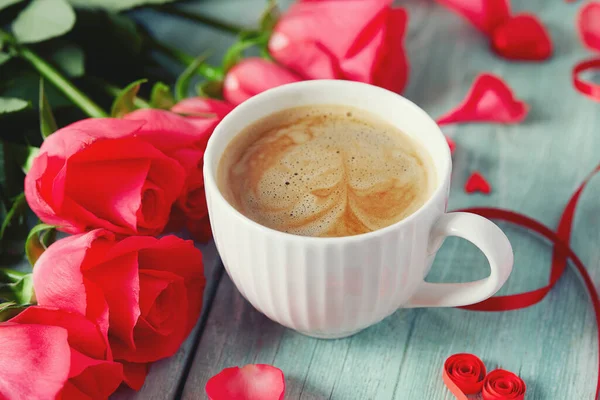 Tasse Kaffee Und Herzen Auf Heller Oberfläche — Stockfoto