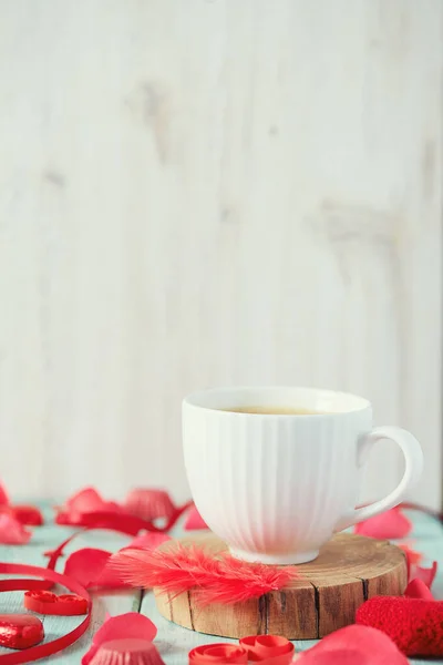 Tasse Kaffee Und Herzen Auf Heller Oberfläche — Stockfoto
