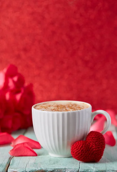 Tasse Kaffee Und Herzen Auf Heller Oberfläche — Stockfoto