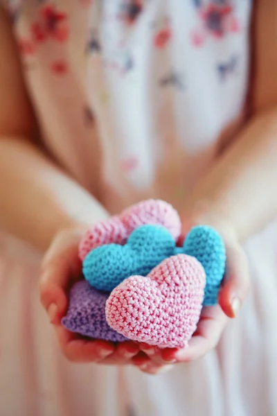 Dětské Ruce Držící Pletené Srdce — Stock fotografie