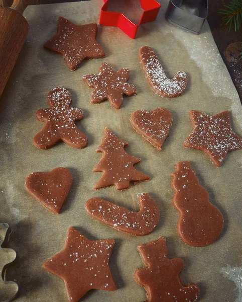 Cozimento Natal Massa Pão Gengibre Cortadores Biscoitos Galhos Peles — Fotografia de Stock