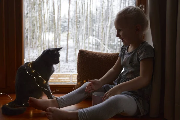 Menina Bonito Seu Gato Esperando Para Natal — Fotografia de Stock