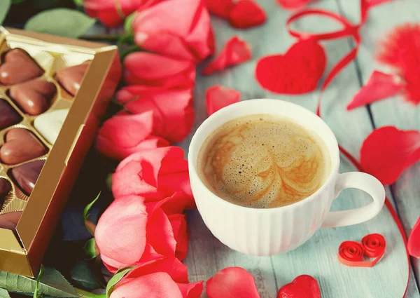 Tasse Kaffee Und Herzen Auf Heller Oberfläche — Stockfoto