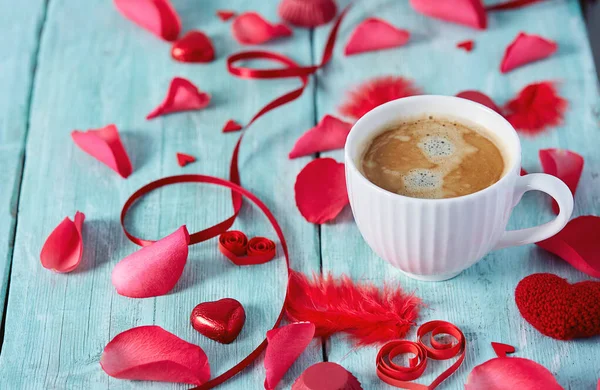 Tasse Kaffee Und Herzen Auf Heller Oberfläche — Stockfoto