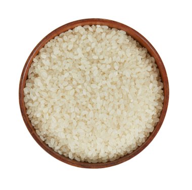 Tahta bir kasede yuvarlak pirinç, beyaz arka planda izole edilmiş.