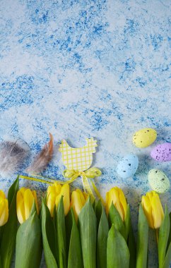 Yağlı mavi yüzeyde laleli Paskalya süslemesi