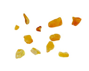 baltik kehribar beyaz arkaplanda izole