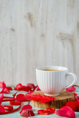 Hafif yüzeyde bir fincan kahve ve kalp.