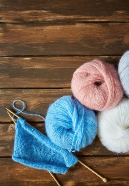 Ahşap yüzeyde güzel kabarık iplik.