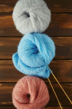 Ahşap yüzeyde güzel kabarık iplik.