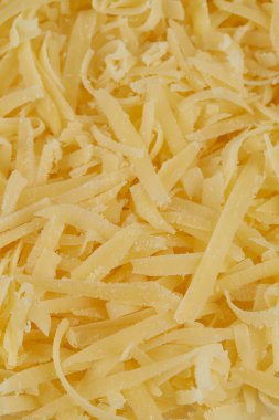 beyaz arkaplanda izole edilmiş sert peynir