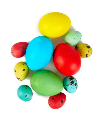 Paskalya yumurtaları arka planda yalıtılmış.