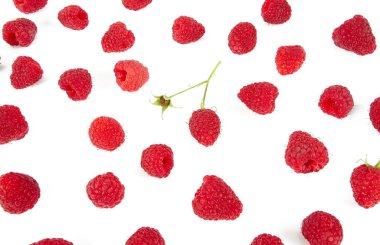 Beyaz arka planda izole edilmiş taze ahududu