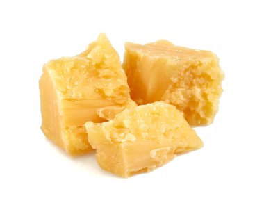 Kırık sert peynir parçaları beyaz arkaplanda izole edilmiş.