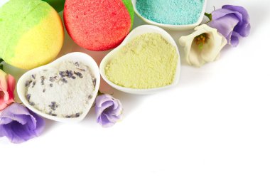 Banyo bombaları ve tozlar beyaz arkaplanda izole edilmiş.