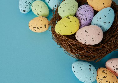 Mavi yüzeyde Paskalya yumurtaları