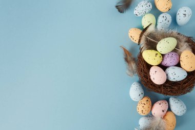 Mavi yüzeyde Paskalya yumurtaları
