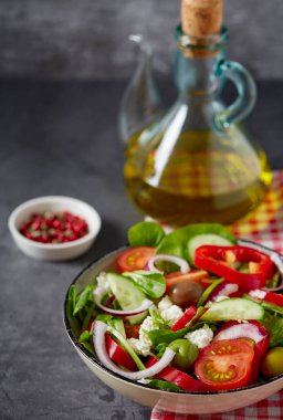 Gri taş yüzeyde Yunan salatası