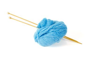 Beyaz arkaplanda kabarık iplik izole edildi