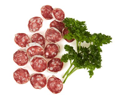 Kurumuş hava salamı beyaz arka planda izole edilmiş.