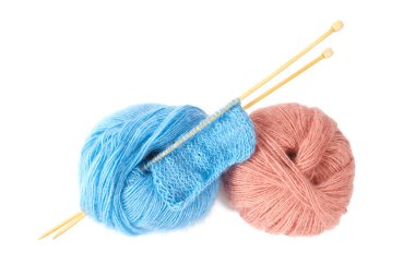 Beyaz arkaplanda kabarık iplik izole edildi