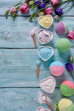 Banyo bombaları, süt ve mutluluk çiçekleri.