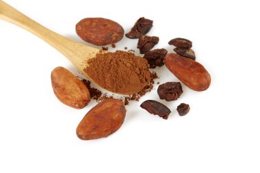 Kakao parçaları ve fasulyeler beyaz arka planda izole edilmiş.