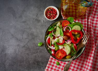 Gri taş yüzeyde Yunan salatası