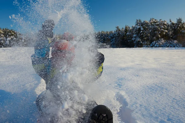 Kind Spelen Met Sneeuw Een Heldere Winterdag — Stockfoto