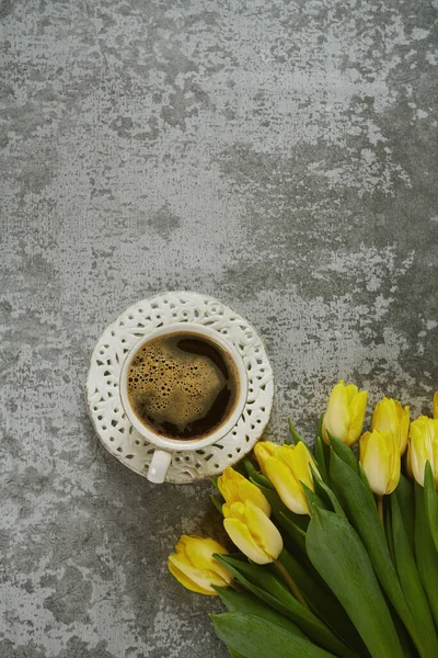 Tazza Caffè Nero Superficie Pietra Mazzo Tulipani Gialli — Foto Stock