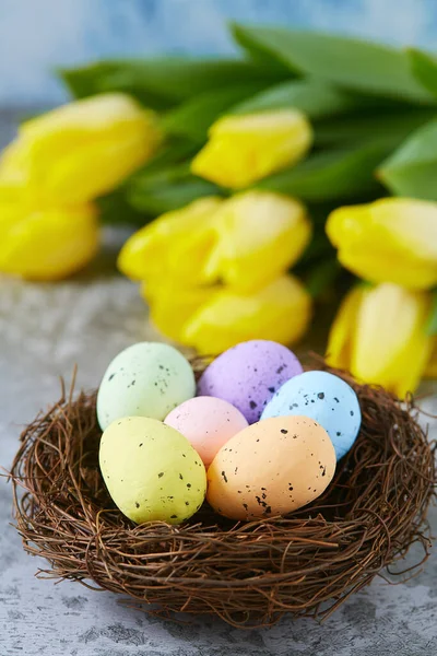 Paaseieren Tulpen Stenen Oppervlak — Stockfoto