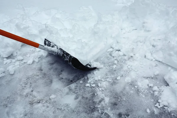 Лопати Сніг Снігопадний День — стокове фото