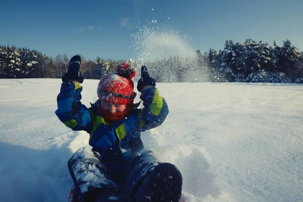 Criança Brincando Com Neve Dia Inverno Brilhante — Fotografia de Stock