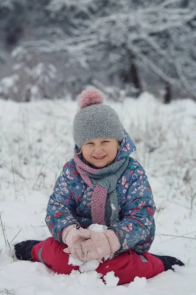 Nettes Jähriges Mädchen Genießt Den Verschneiten Winter — Stockfoto