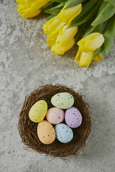 Uova Pasqua Tulipani Superficie Pietra — Foto Stock