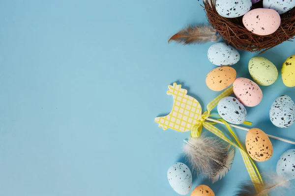 Uova Pasqua Una Superficie Azzurra — Foto Stock