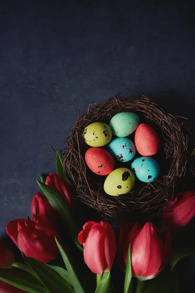 Roze Tulpen Paaseieren Stenen Oppervlak — Stockfoto