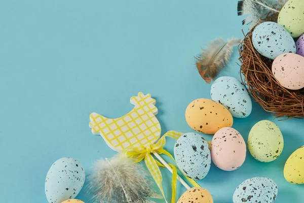 Uova Pasqua Una Superficie Azzurra — Foto Stock