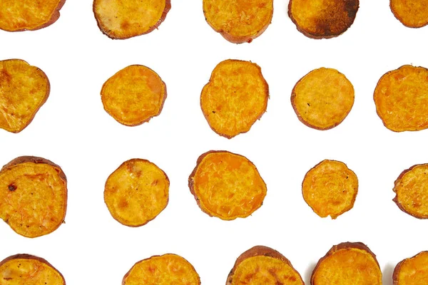 Gebackene Süßkartoffelscheiben Isoliert Auf Weiß — Stockfoto